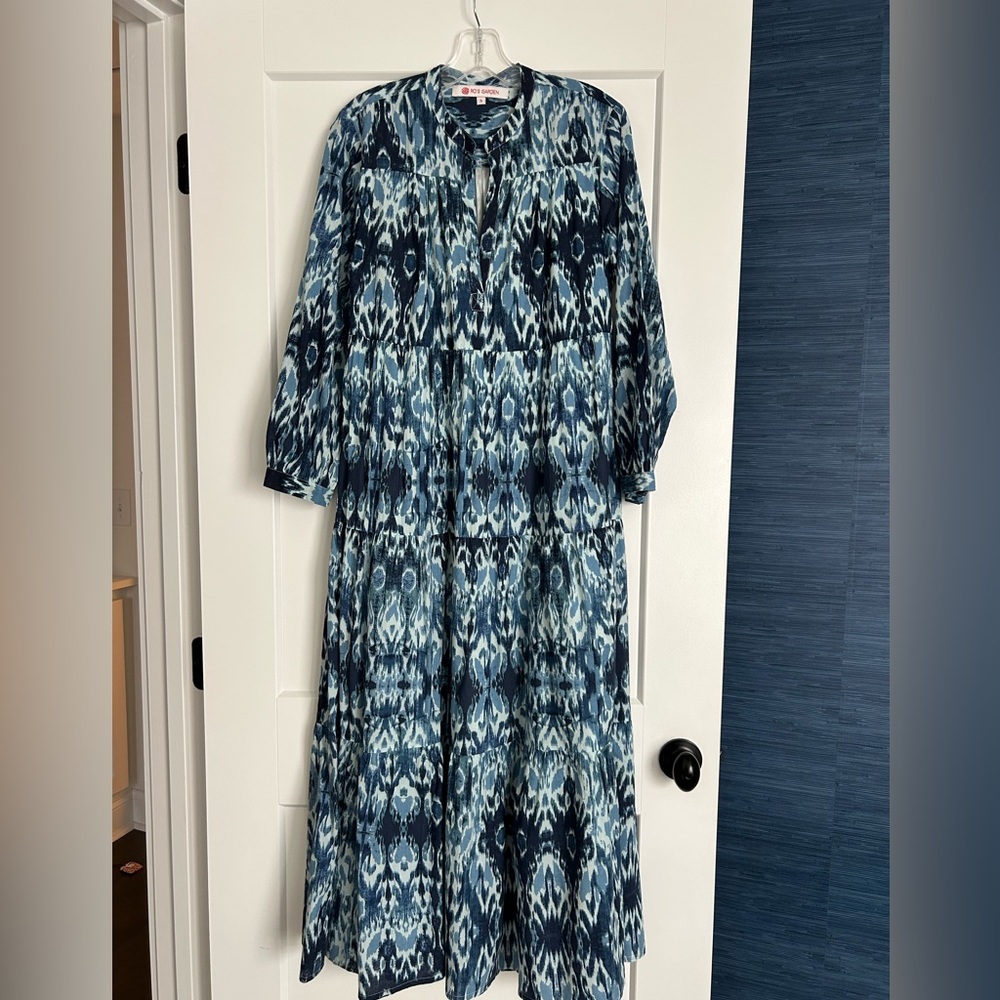 Ro’s Garden maxi dress with v-neck & ¾ sleeves. Size small. Blue & white pattern